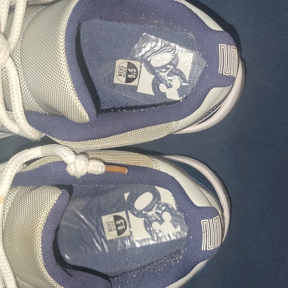 Air Jordan 11 Low "Georgetown" - Picture 5 of 9